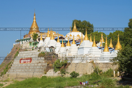 Буддистский храм Shwe Kyat Yat пагода солнечным днем. Амарапура, Мьянма (Бирма) (2016 год). Редакционное фото, фотограф Виктор Карасев / Фотобанк Лори