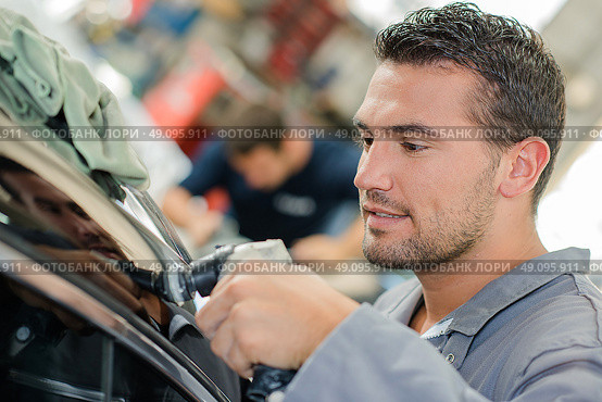 Buffering a customer’s car. Стоковое фото, агентство Ingram Publishing / Фотобанк Лори