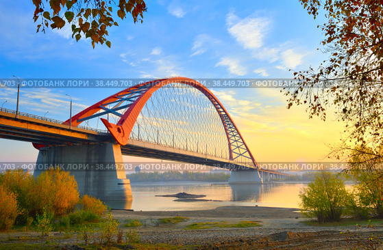 Bugrinsky bridge in golden autumn (2021 год). Стоковое фото, фотограф ArhSib / Фотобанк Лори