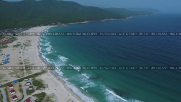 Бухта Триозерье, пляж. Стоковое видео, видеограф Павел Сапрыкин / Фотобанк Лори