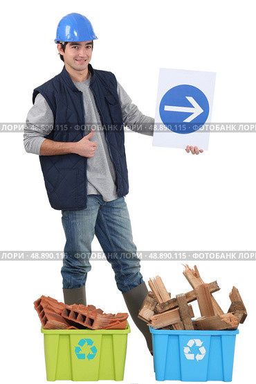 Builder recycling materials. Стоковое фото, агентство Ingram Publishing / Фотобанк Лори