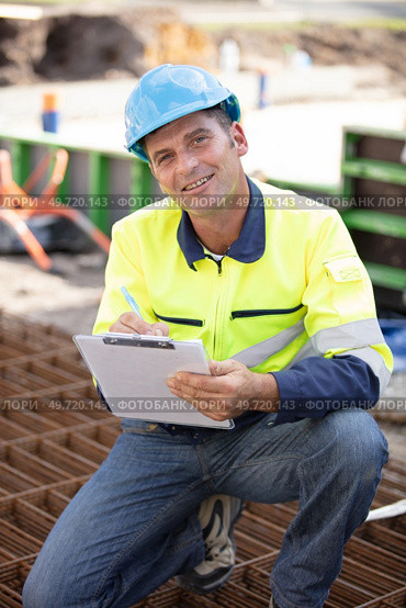 builder working on foundations at construction site. Стоковое фото, агентство Ingram Publishing / Фотобанк Лори