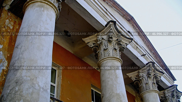 Building residence facade in classical style of architecture. Стоковое фото, фотограф David Kashakhi / Фотобанк Лори