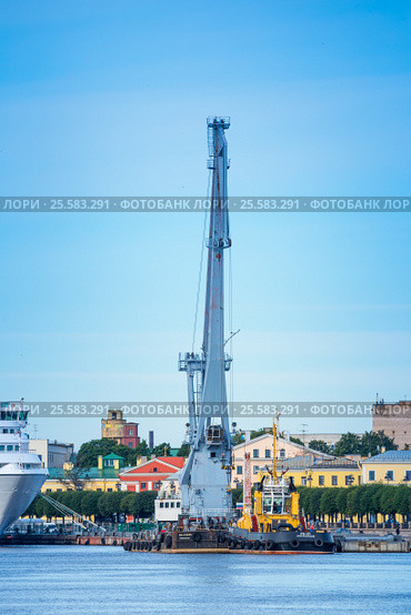 Буксир-кантовщик проекта 90600 перемещает по Неве плавучий кран ПК-13035 (Проект Д-9040) (2016 год). Редакционное фото, фотограф Сергей Дубров / Фотобанк Лори