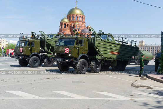 Буксирно-моторный катер БМК-15 транспортируется четырёхосным автомобилем КАМАЗ 8х8. Волгоград, улица Мира, Россия. Редакционное фото, фотограф Андрей Цыганков / Фотобанк Лори