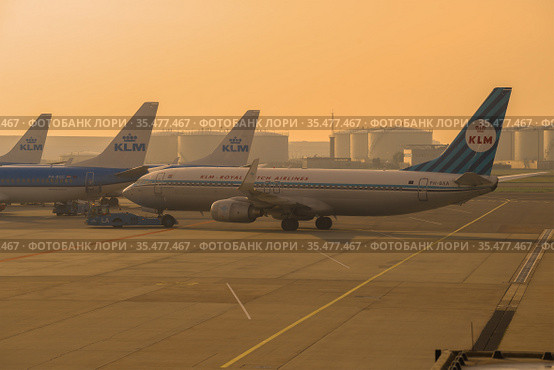 Буксировка самолет Boeing 737-800 (PH-BXA) авиакомпании KLM ROYAL DUTCH AIRLINES на рассвете. Аэропорт Схипхол (2017 год). Редакционное фото, фотограф Виктор Карасев / Фотобанк Лори