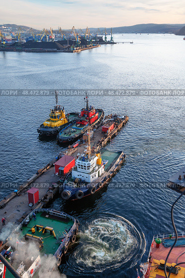 Буксиры у швартовой стенки Мурманского морского торгового порта в Кольском заливе Баренцева моря (2014 год). Редакционное фото, фотограф Павел Просянов / Фотобанк Лори