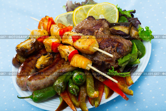 Bulgarian cuisine meshana scara with different grilled meat and vegetables. Стоковое фото, фотограф Яков Филимонов / Фотобанк Лори