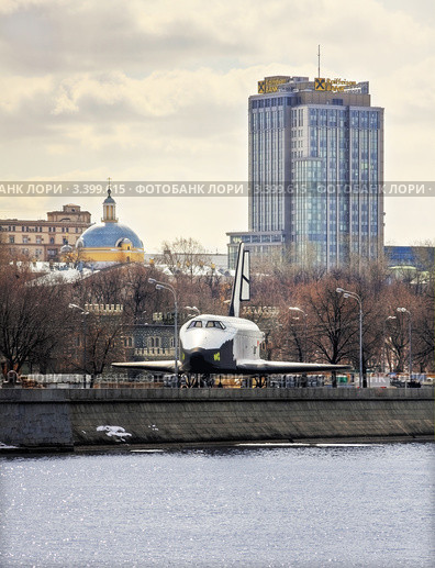 "Буран" на приколе. Москва (2012 год). Редакционное фото, фотограф Юрий Кирсанов / Фотобанк Лори
