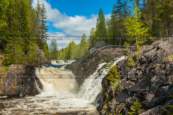 Бурлящие воды Кивача. Карелия. Майский солнечный день. Редакционное фото, фотограф Сергей Цепек / Фотобанк Лори