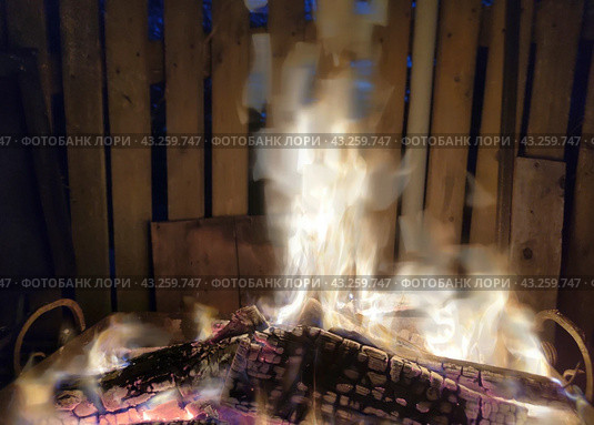 Burning bonfire in the dark. Стоковое фото, фотограф Andrew_Swarga / Фотобанк Лори