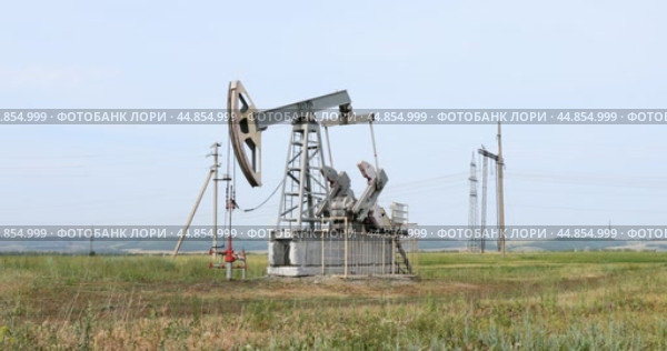 Буровая вышка по добыванию природного газа в Самарской области. Стоковое видео, видеограф Андрей Аркуша / Фотобанк Лори