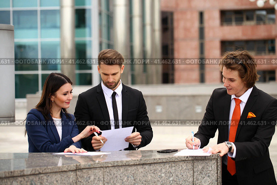 Business people sign a contract. Стоковое фото, фотограф Андрей Аркуша / Фотобанк Лори