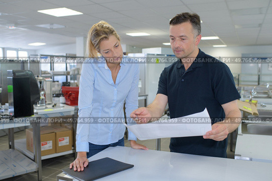 business people sign a contract. Стоковое фото, агентство Ingram Publishing / Фотобанк Лори