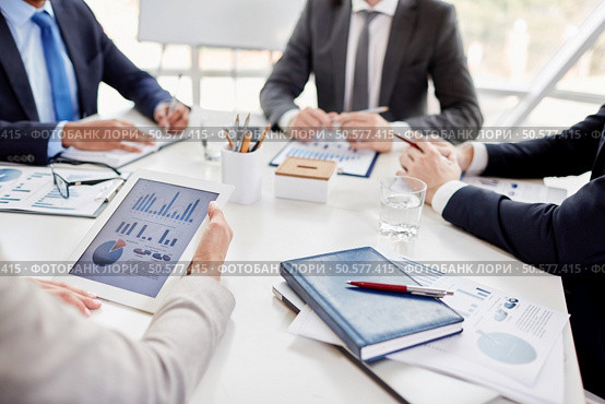 Business people working in team at the table. People at meeting. Стоковое фото, агентство Ingram Publishing / Фотобанк Лори