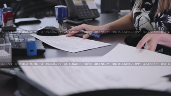 Business woman signs documents and stamps. Hands of a woman signing a business contract. Close-up. Стоковое видео, видеограф Юрий Поздников / Фотобанк Лори