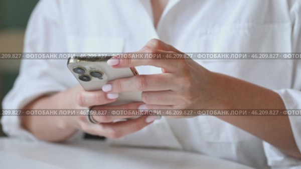 Business woman using mobile smartphone, writing a message, surfing the internet, searching the information. Female student online studying from home, e-learning. Стоковое видео, видеограф Ирина Михайличенко / Фотобанк Лори