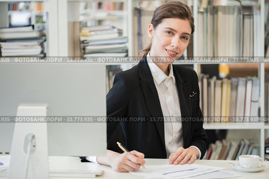 Business woman working in office. Стоковое фото, фотограф Иван Михайлов / Фотобанк Лори
