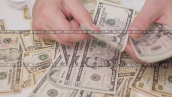 Businessman counts dollars bill in hands. Стоковое видео, видеограф Громов Александр / Фотобанк Лори