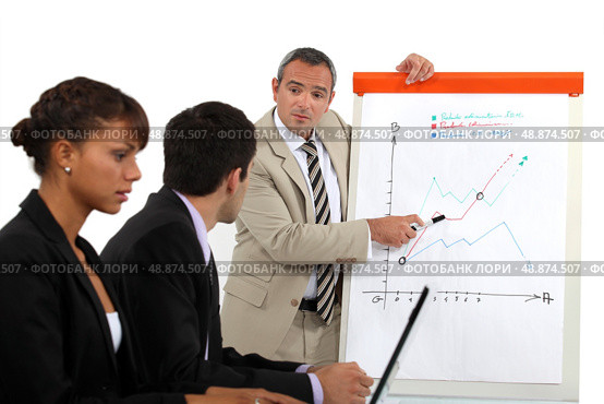 Businessman explaining a graph. Стоковое фото, агентство Ingram Publishing / Фотобанк Лори