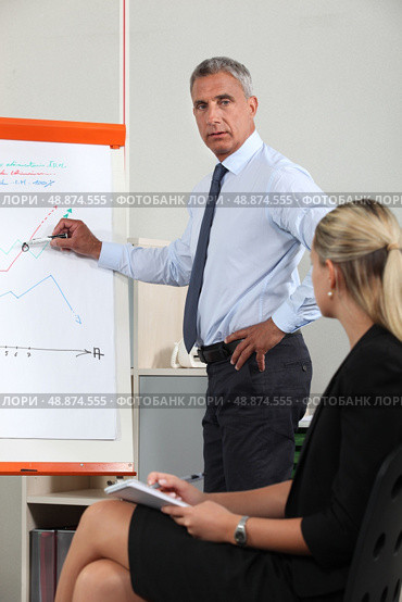 Businessman presenting a flipchart. Стоковое фото, агентство Ingram Publishing / Фотобанк Лори