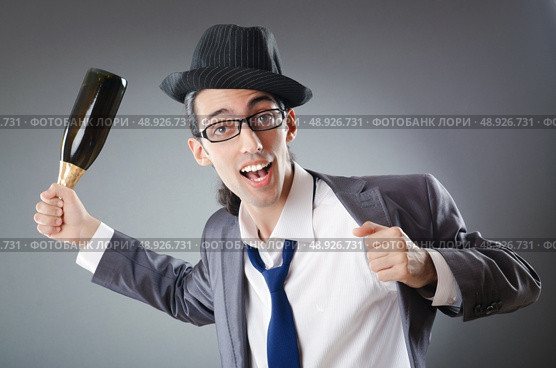 Businessman with bottle of champagne. Стоковое фото, агентство Ingram Publishing / Фотобанк Лори