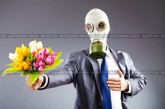 Businessman with gas mask and flowers. Стоковое фото, агентство Ingram Publishing / Фотобанк Лори