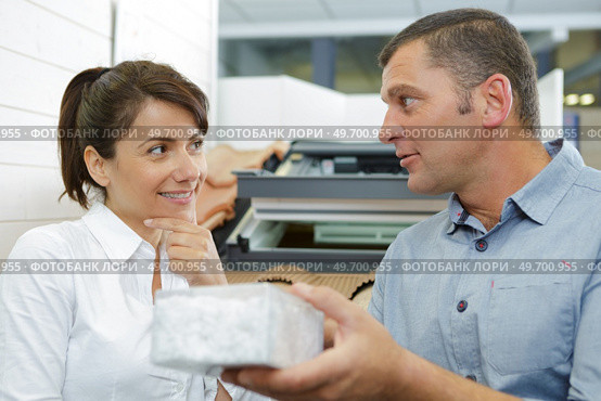 businessman with the employee talking. Стоковое фото, агентство Ingram Publishing / Фотобанк Лори