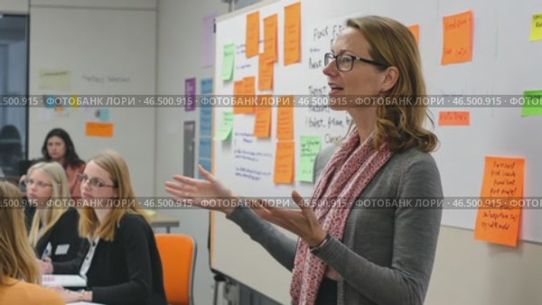 Businesswoman leading a brainstorming session with sticky notes. Стоковое AI-видео, аниматор Юрий Поздников / Фотобанк Лори
