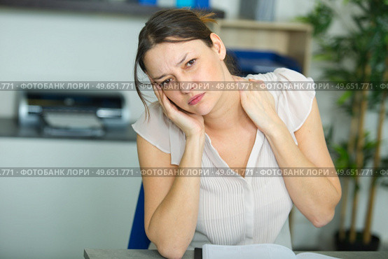 businesswoman with pain in neck. Стоковое фото, агентство Ingram Publishing / Фотобанк Лори