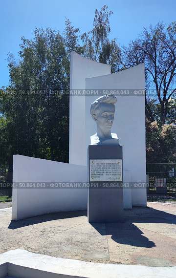Бюст Н. Островского, г. Ростов-на-Дону. Редакционное фото, фотограф Ирина / Фотобанк Лори