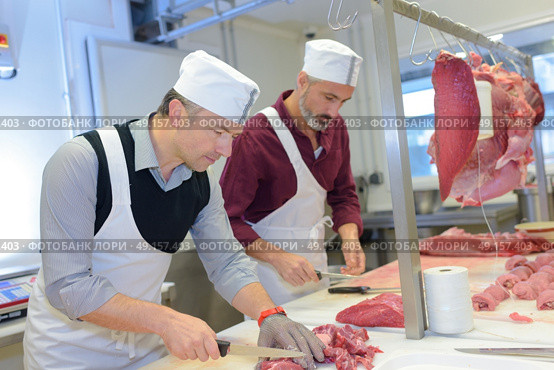 Butchers dicing meat. Стоковое фото, агентство Ingram Publishing / Фотобанк Лори