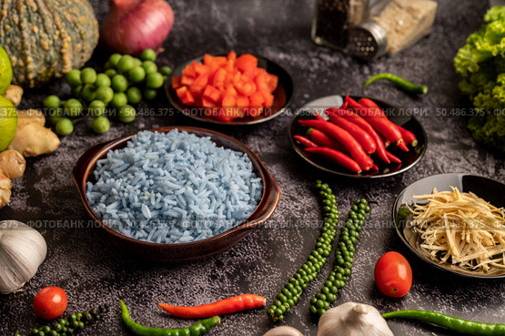 Butterfly Pea flower rice in a brown cup with spices on black cement. Стоковое фото, агентство Ingram Publishing / Фотобанк Лори