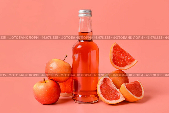 Бутылка вкусной газировки и фрукты на цветном фоне. Стоковое фото, фотограф Pixel_shot / Фотобанк Лори