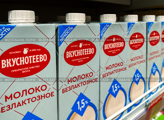 Бутылки с безлактозным молоком торговой марки "Вкуснотеево", город Воронеж (2024 год). Редакционное фото, фотограф Вячеслав Палес / Фотобанк Лори