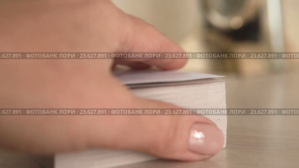 Быстрое перелистывание страниц отрывного календаря. Стоковое видео, видеограф Элина Гаревская / Фотобанк Лори