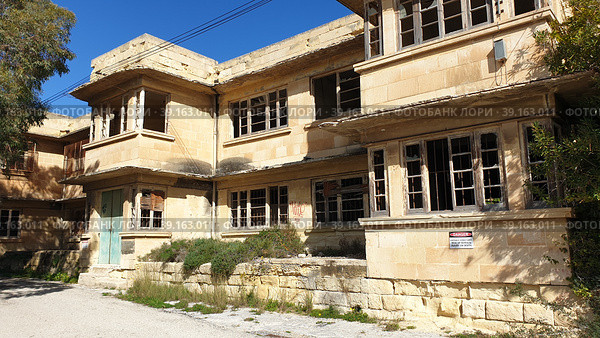 Бывшее карантинное учреждение и больница (Lazzaretto of Manoel Island. Lazarett Hospital). Остров Маноэль. Гавань Марсамксетт (Marsamxett Harbour). Гзира. Мальта (2023 год). Редакционное фото, фотограф lana1501 / Фотобанк Лори