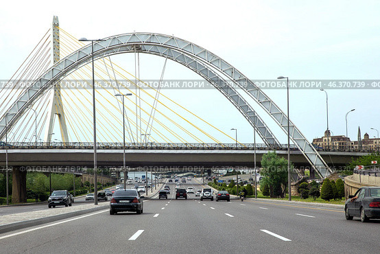 Cable-stayed bridge across wide avenue in the center of Baku, Azerbaijan (2024 год). Редакционное фото, фотограф Евгений Ткачёв / Фотобанк Лори
