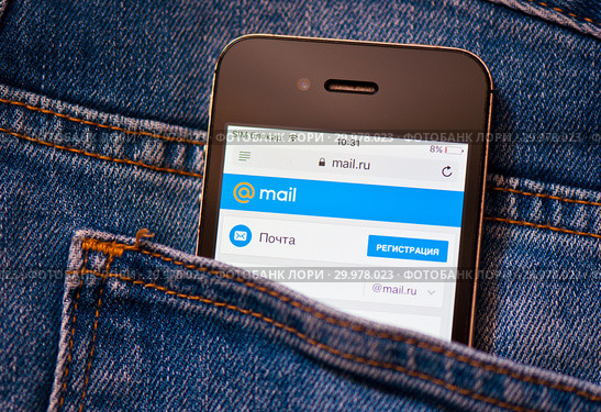 Cайт Mail.Ru на экране телефона. Смартфон в заднем кармане джинсовых штанов (2019 год). Редакционное фото, фотограф E. O. / Фотобанк Лори