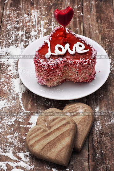 cake in the shape of heart with the inscription love and bunch of berries of viburnum. Стоковое фото, агентство Ingram Publishing / Фотобанк Лори