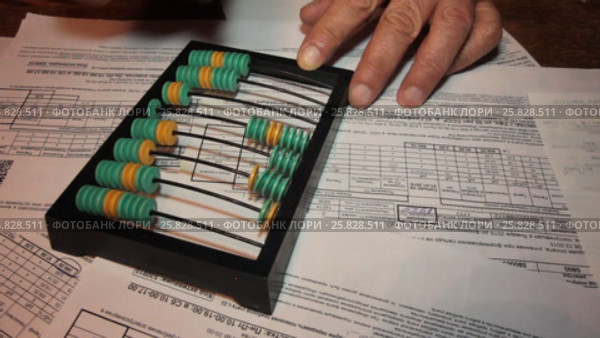 Calculate outstanding payments on old wooden abacus. Стоковое видео, видеограф Ринат Файзуллин / Фотобанк Лори