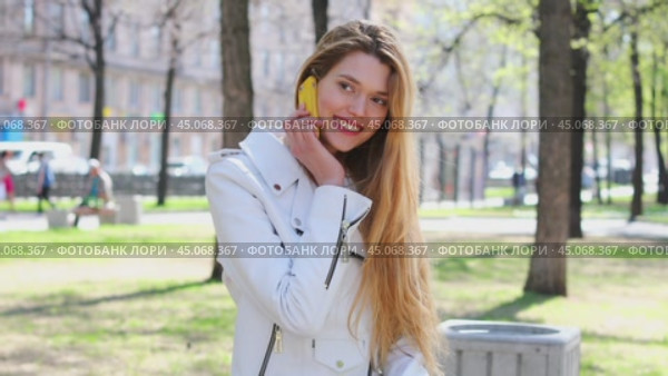 Calling by Phone. Young beautiful blonde woman talking on cell phone. Стоковое видео, видеограф Андрей Аркуша / Фотобанк Лори