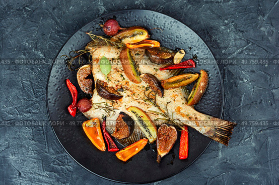 Cambala fish in a fruit marinade. Dietary fish, flounder fish baked or fried with figs, kiwi and sharp pepper. Top view.. Cambala fish in a fruit marinade. Стоковое фото, агентство Ingram Publishing / Фотобанк Лори