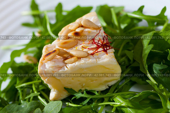 Camembert on arugula with pine nuts. Стоковое фото, фотограф Яков Филимонов / Фотобанк Лори