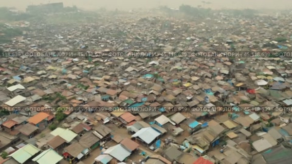 Camera showing densely packed refugee camp. Стоковое AI-видео, аниматор Данил Руденко / Фотобанк Лори