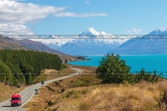 Campervan on Road to Mount Cook National Park over picturesque Lake Pukaki and Southern Alps, New Zealand. Стоковое фото, фотограф NataMint / Фотобанк Лори