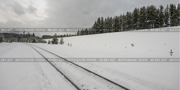 Canadian Pacific railroad tracks, Banff National Park, Alberta, Canada. Стоковое фото, агентство Ingram Publishing / Фотобанк Лори
