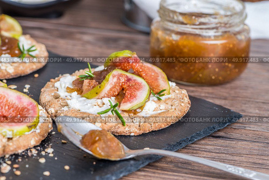 Canape or crostini with multigrain  crispread with cream cheese and fig jam on a slate board. Delicious appetizer ideal as an aperitif. Стоковое фото, агентство Ingram Publishing / Фотобанк Лори