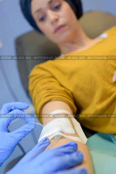 cancer patient having a transfusion. Стоковое фото, агентство Ingram Publishing / Фотобанк Лори