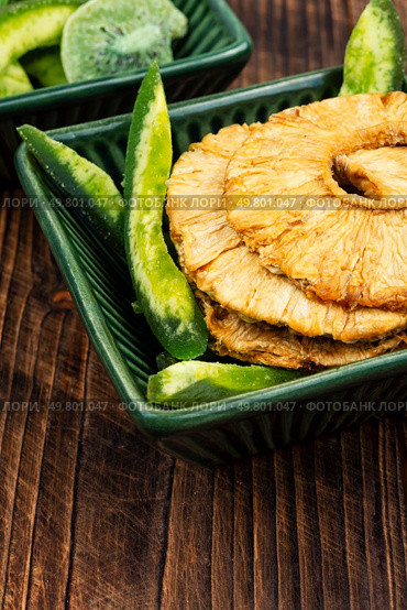 Candied tropical fruits dried candied fruits. Kiwi, mango and pineapple rings. Organic food. Food photography.. Sweet candied fruit, dried crystallized kiwis. Стоковое фото, агентство Ingram Publishing / Фотобанк Лори